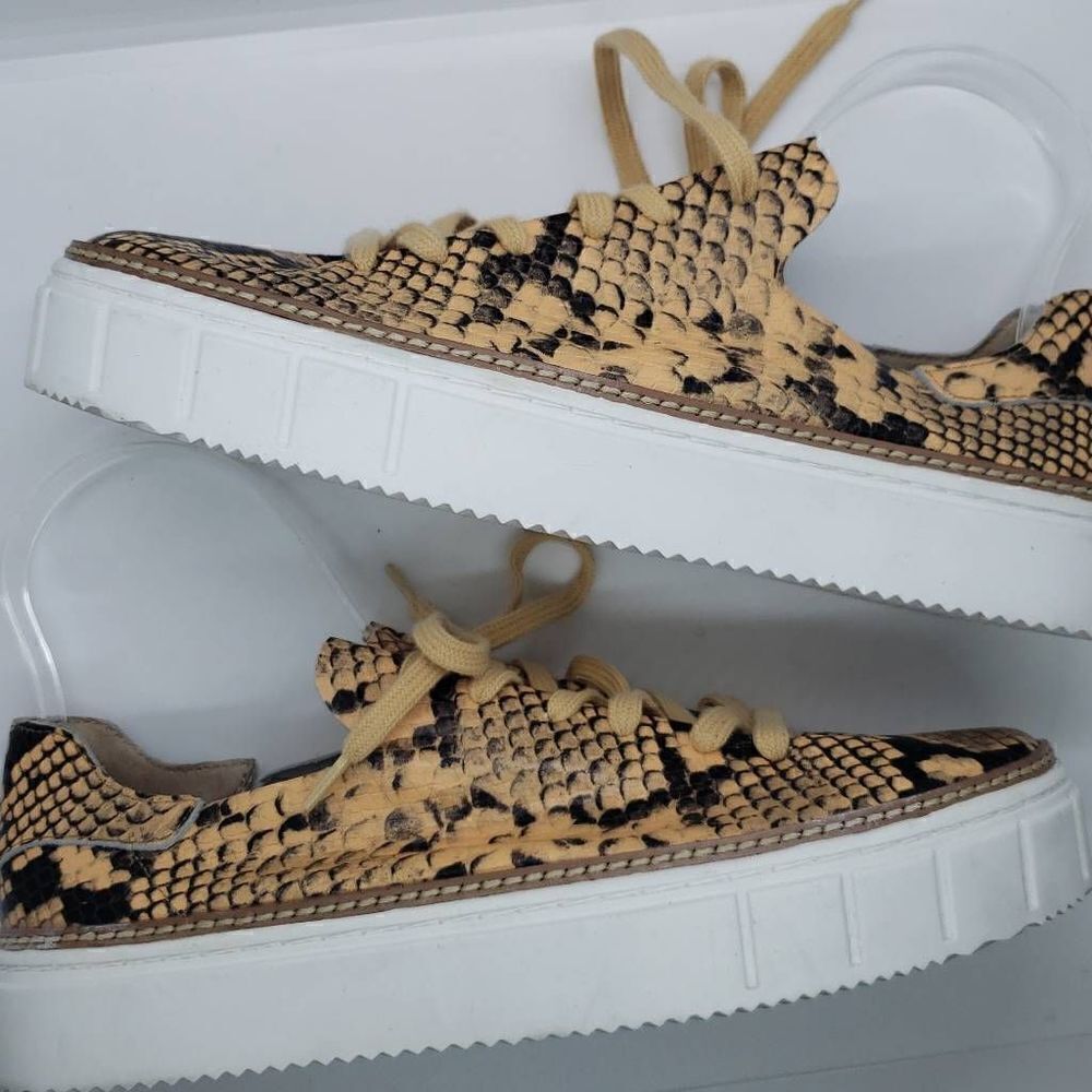 Vince Camuto Women Shoes Lace Up Sneaker Raiza Animal Brown Print Size 9